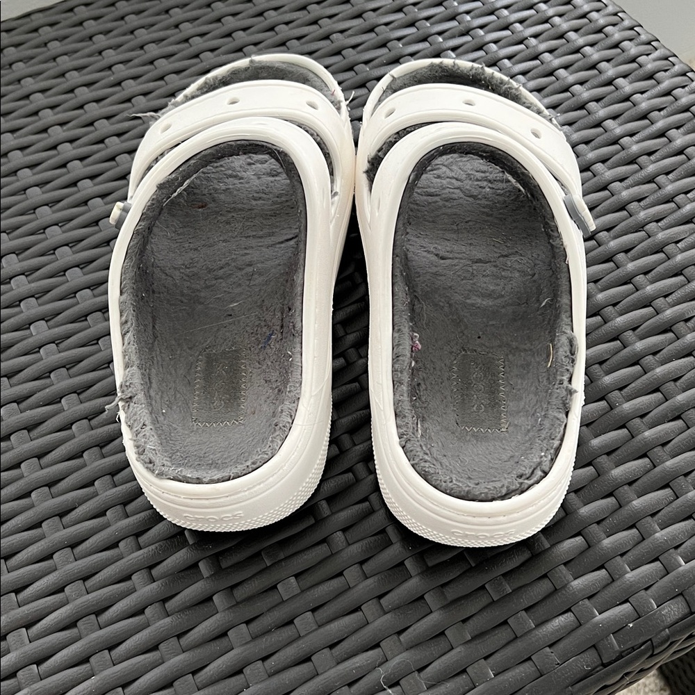 Crocs ladies white fuzzy sandals - Picture 3 of 4